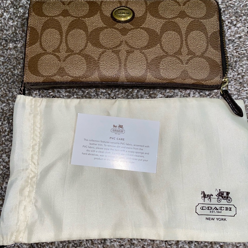 COACH PEYTON SIGNATURE SLIM ZIP WALLET